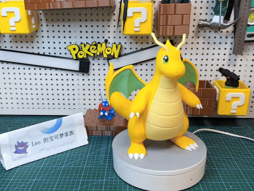 Figure do Dragonite impressa em 3D em base giratória para coleção Pokémon