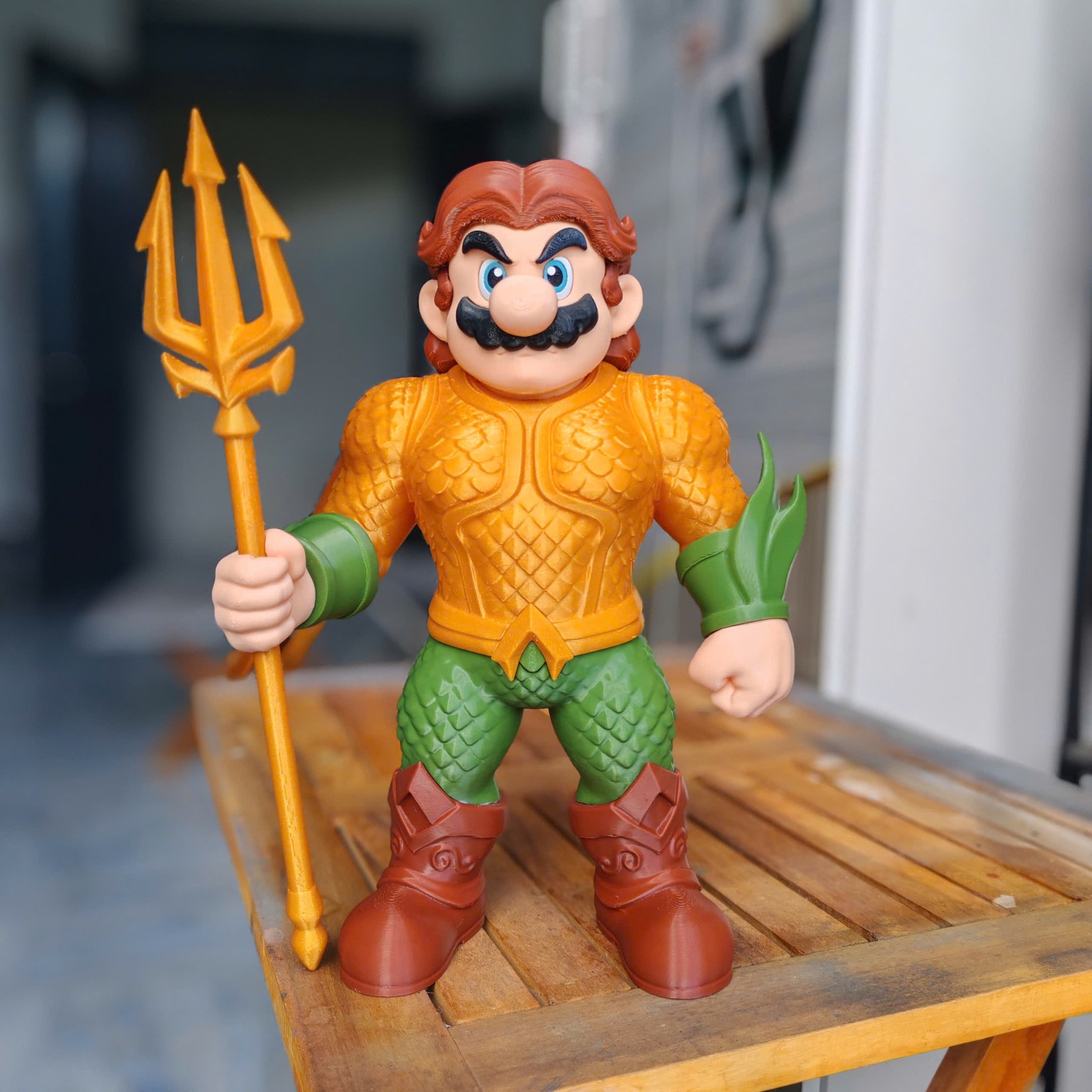 Figure gamer impressa em 3D do Mario em versão Aquaman com tridente