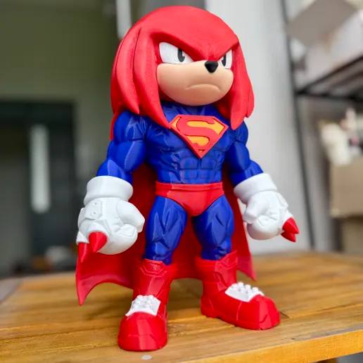 Figure Knuckles Superman impressa em 3D com traje azul e capa vermelha
