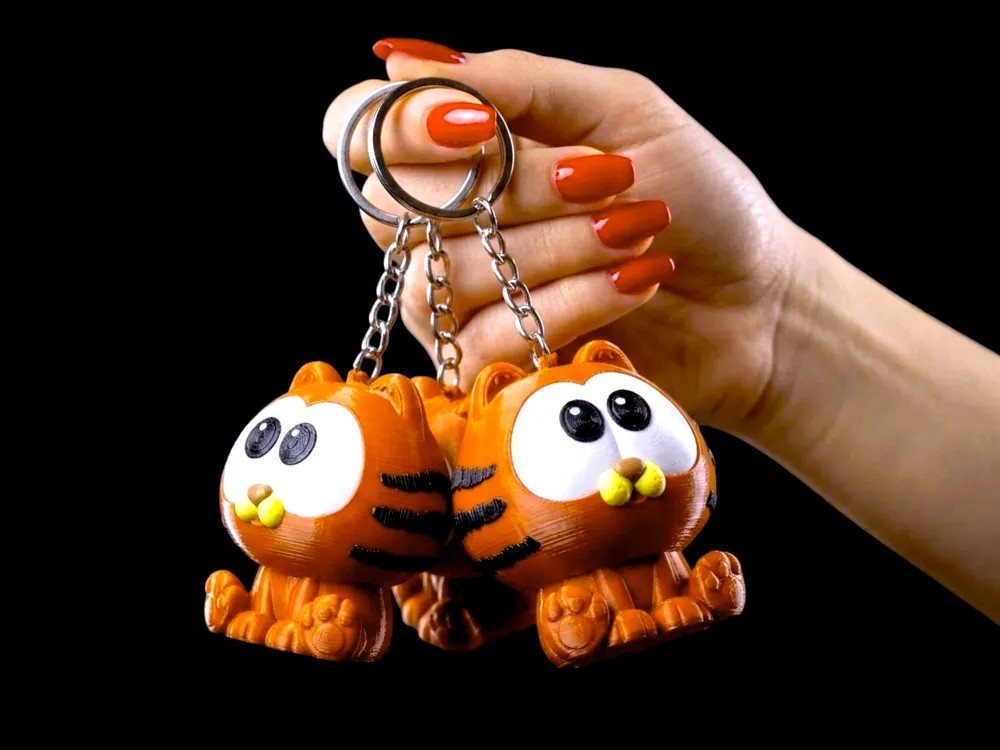 Baby Garfield STL Gratis no MakerWorld: Chaveiro 3D para Imprimir STL — vista adicional para impressão 3D
