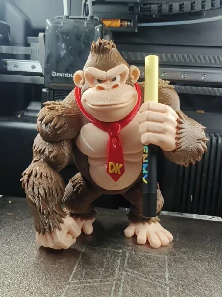Donkey Kong DK Porta-Canetas STL Gratis no MakerWorld: para Imprimir STL — vista adicional para impressão 3D