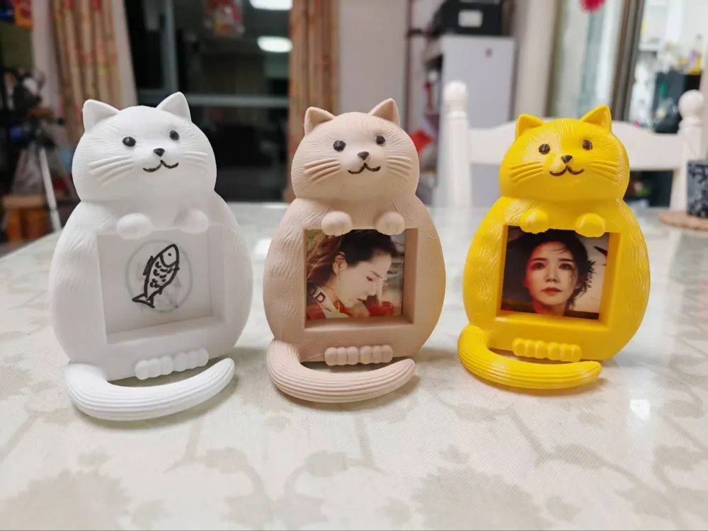 Porta-Retrato de Gato Fofo STL Gratis no MakerWorld: para Imprimir STL para impressão 3D — arquivo 3D grátis